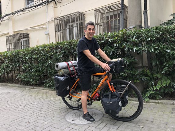 Con su nueva bicicleta para largos recorridos
