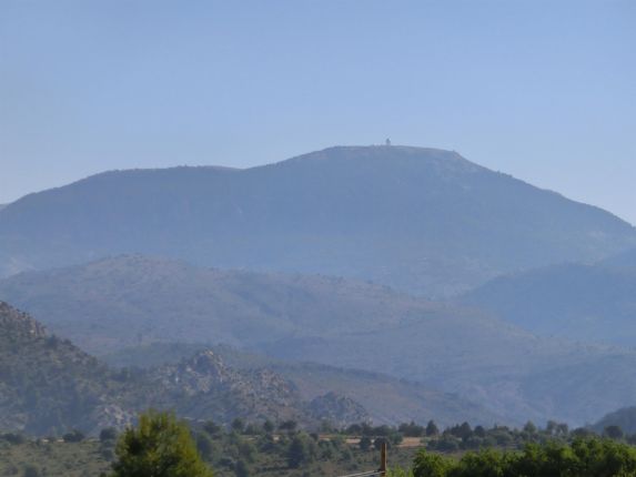 A lo lejos ya se ve el observatorio de Javalambre