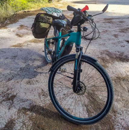 Con bicicleta eléctrica y alforjas ya casi no queda sitio para el garmin