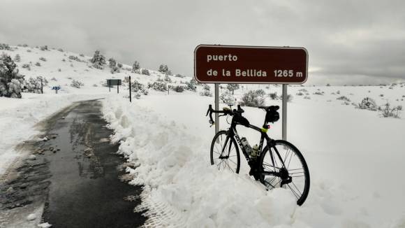 Coronando el puerto de la Bellida con un entorno nevado único, irrepetible