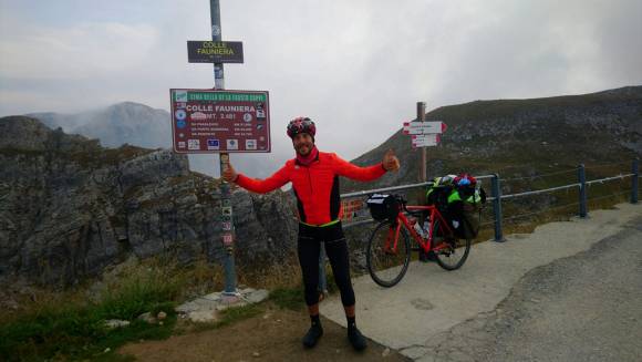 Ahí vemos a JM Aparicio con su bicleta coronando La Fauniera