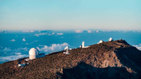 Varios observatorios sobre las nubes en el Roque de los Muchachos