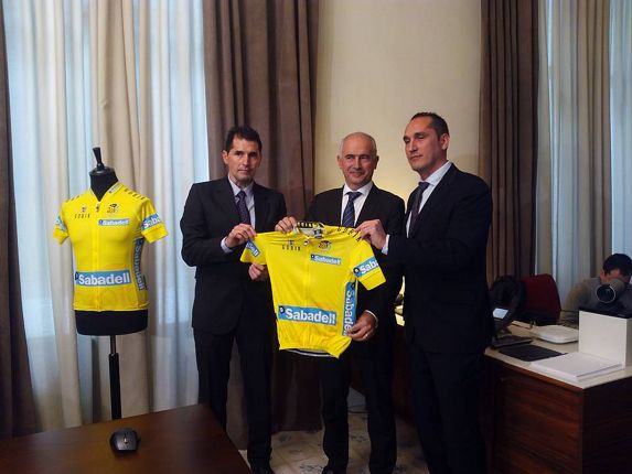 Ángel Casero durante la presentación de mallot vuelta CV con el banco de sabadell