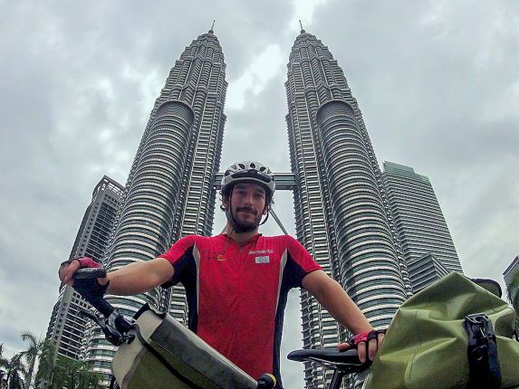 Tras 200 días en ruta @XaviNarro llega a las torres Petronas