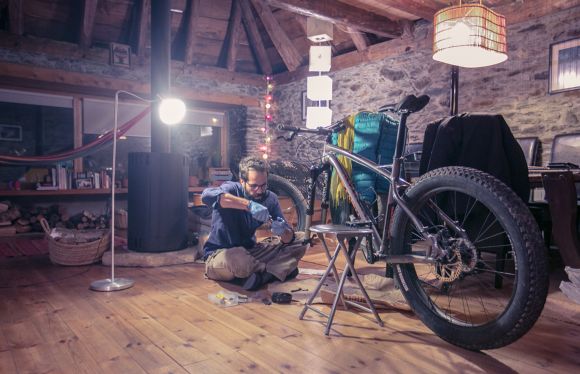 La Fat Bike de Juan Sisto siendo reparada