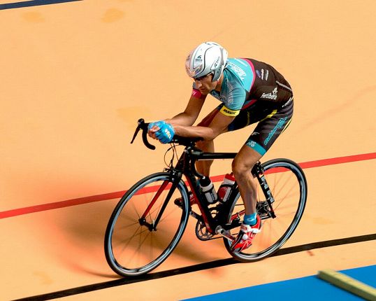 Carles Nebot superando el récord de 1000km en velódromo