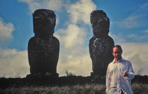 Fernando Zendrera bajo los Moais en la isla de pascua