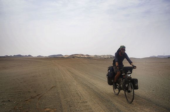 Cruzar desiertos se hace duro en bici