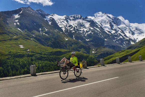 Bici reclinada viajando por los Alpes