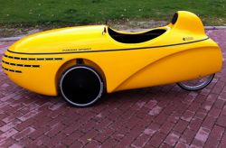 Esto es un velomobile, bicicletas con carenado