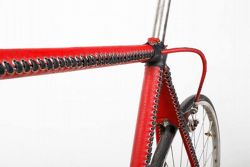 Bicicleta en cuero rojo por el artesano Cristian Pareja
