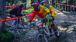 Descenso con tandem y Alfons de copiloto siendo invidente, guau, fotaza de Martin Muñoz con Elias de