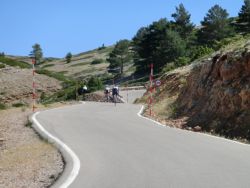 Duras curvas de herradura subiendo al pico del buitre