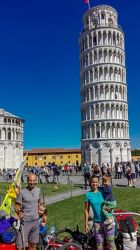 Pasando por Pisa en el viaje por Europa en Trike familiar