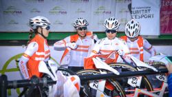 Caras de concentración y alegría en el equipo Colnago