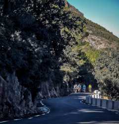 Bonitos tramos rocosos y curveantes subiendo a la Sierra de Bernia