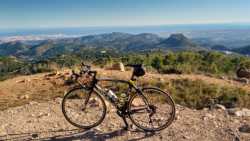 Bicicleta en lo alto del Alt del Pi con el Mediterraneo al fondo