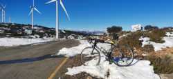 Cima del Ragudo con los molinos de viento