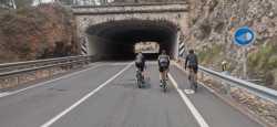 Ciclistas subiendo La Carrasqueta a través del túnel 