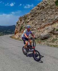 Con esta bicicleta plegable eléctrica se marcó Paco una etapa de más de 2000m de desnivel