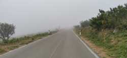 Mística ascensión al Alto Foia en medio de la niebla 