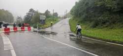 Ciclistas luchando contra el frío y la lluvia en el inicio del Puerto Marie Blanc 