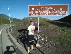 La sonrisa del disfrute subiendo puertos en bici