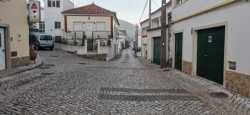 Pasando por las adoquinadas calles de Montejunto en Pragança 