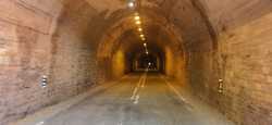 El tunel de Cotefablo en Huesca, bien iluminado para la bici