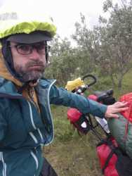 La cara de Pablo expresando la dureza del viaje