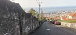 La ascensión infernal de Rua do Comboio - Caminho de Ferro en Funchal. 