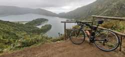 Llegada al Pico da Barrosa con vista al lago 