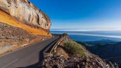Espectaculares carreteras de montaña y rocas en el Roque de los Muchachos