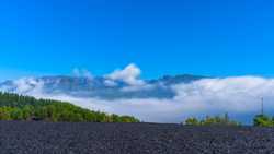 La caldera de Taburiente y Roque de los Muchachos sobre las nubes
