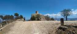 Fotografía: Ciclistas en plena ascensión al Castillo de Cocentaina, Alicante, en una carretera serpenteante.