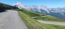 Fotografía: Ciclistas Ascendiendo el Puerto de Aubisque en una Carretera Serpenteante, Francia  