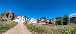 Icónico pueblo en la subida al Puerto de Clavijo, La Rioja