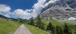 Ascendiendo entre verdes praderas hacia Grosse Scheidegg en Suiza