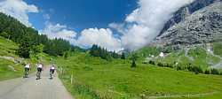 3 en raya ascendiendo por la carretera hacia Grosse Scheidegg en Suiza