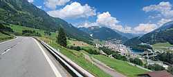 Ganando altura rápidamente por la serpenteante carretera del San Gottardo