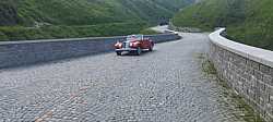 Desafiando la Altura en la Ascensión al Puerto de San Gottardo, con curiosos coches