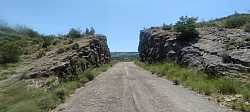 Carretera entre Rocas en el Puerto de Manzanera, parece una emboscada en Huesca