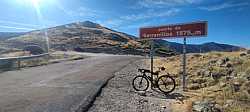 Fotografía: Mi bici y yo brindando al sol en la cima del puerto de Serranillos