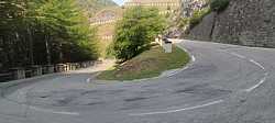 Curva de Herradura entre Bosques en Mont Cenis, Susa