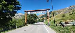 Puerta de Bienvenida en Camino hacia el Col de la Croix de Fer, parece un Torii