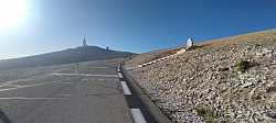 Ya se ve cerca el coronar el Mont Ventoux, Francia