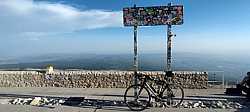 En la cima del Mont Ventoux con lejanas vistas despejadas, objetivo conseguido