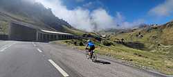Uno de los pasos rollo túnel en el Tourmalet