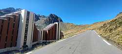 No es un efecto óptico lo de los edificios y la carretera subiendo el Tourmalet
