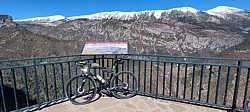 Paro a respirar en el Mirador del Gresolet, con la bici frente a las montañas nevadas
